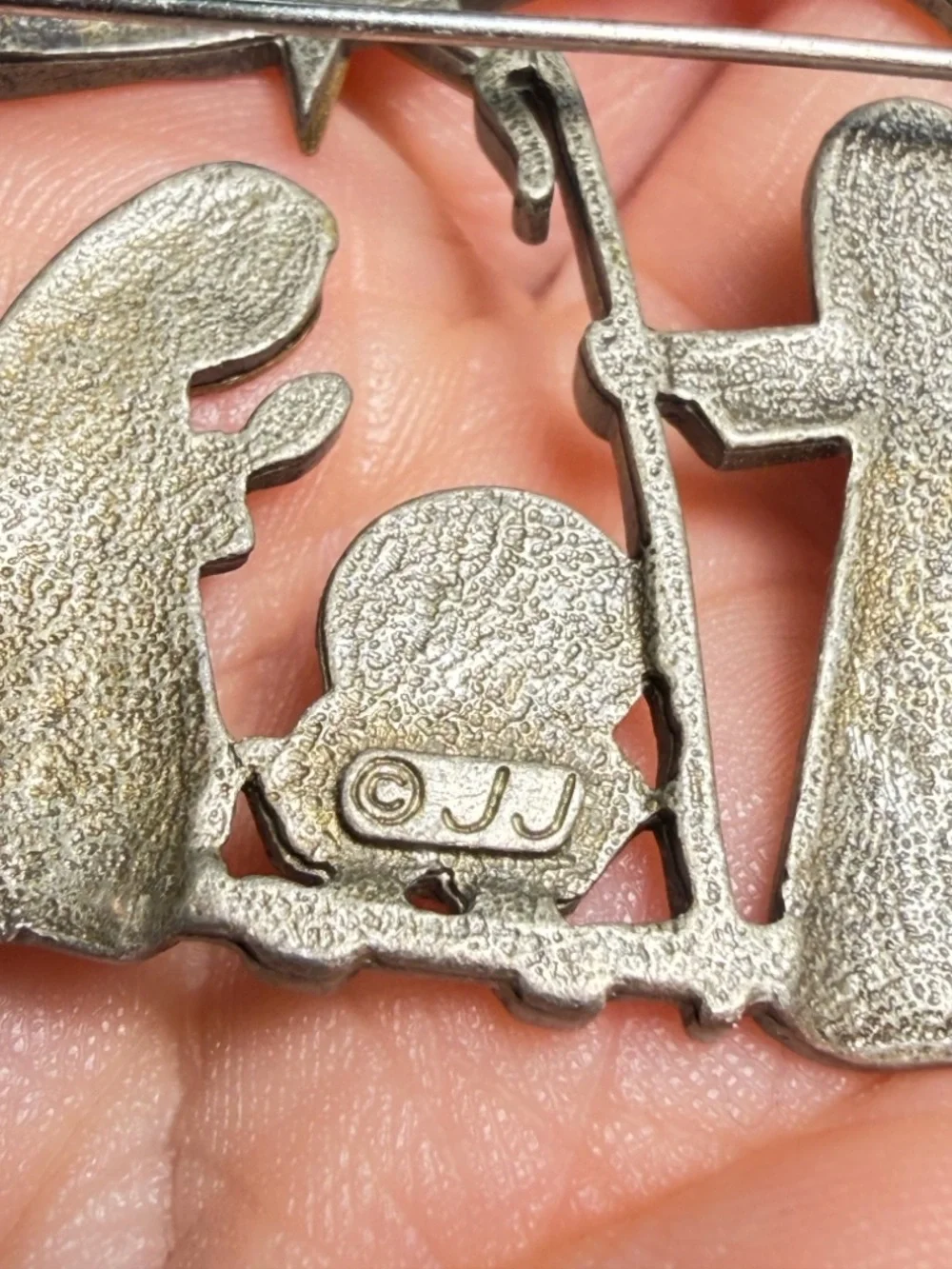 JJ Vintage Nativity Scene Brooch Two Tone Manger Mary Joseph Baby Jesus - Picture 3 of 8